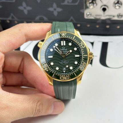 Dong Ho Omega Seamaster Diver 300M Replica Cao Cap Mau Xanh La Cay Xuong VS 42mm 2 768x768 1