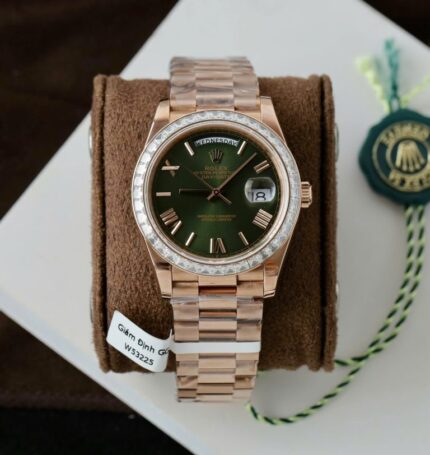 Dong Ho Rolex Day Date Mat Xanh La Cay Che Tac Boc Vang Dinh Kim Cuong Moissanite Baguette 40mm 10 768x812 1